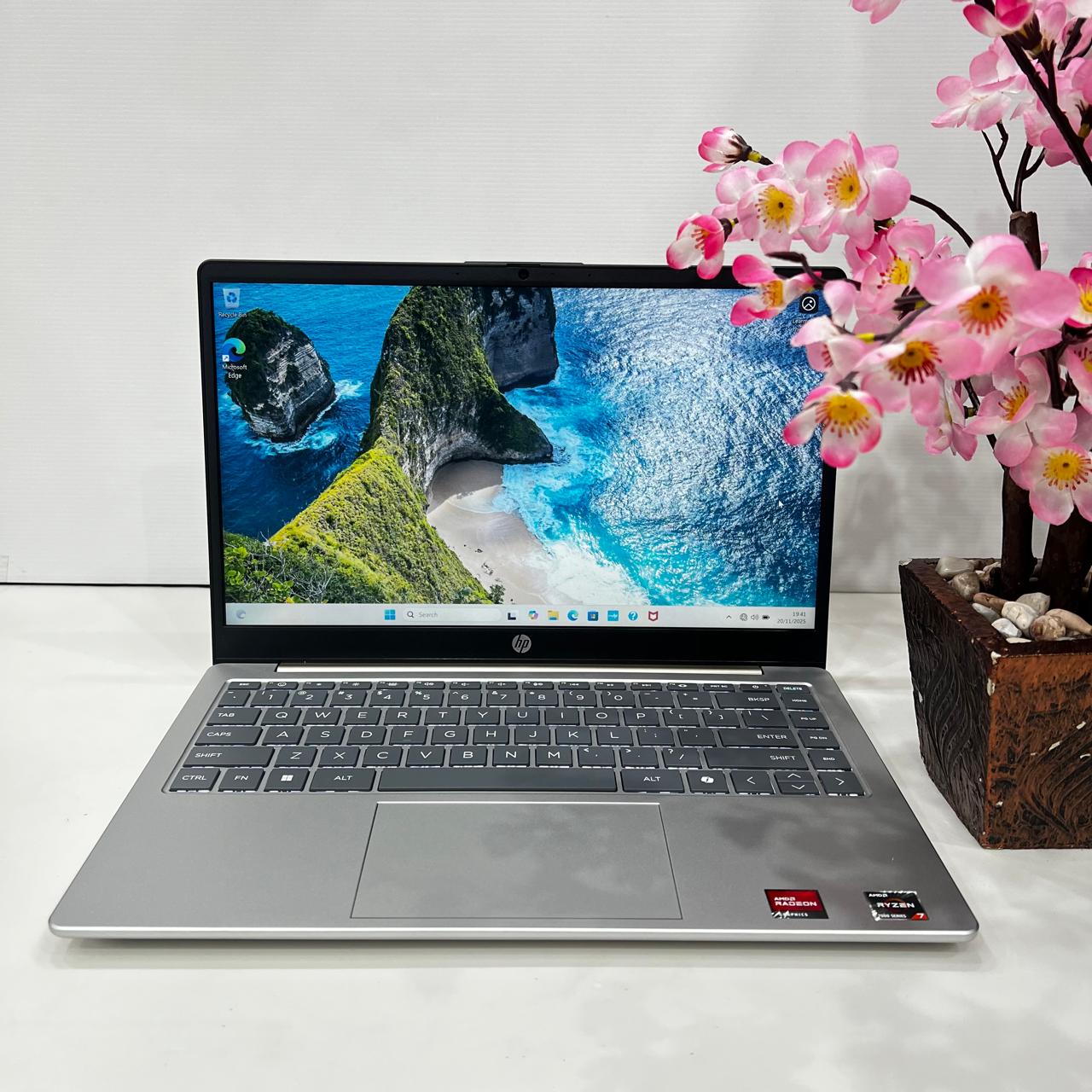 LaptopHP 14 EM0730AU / EM0731AU