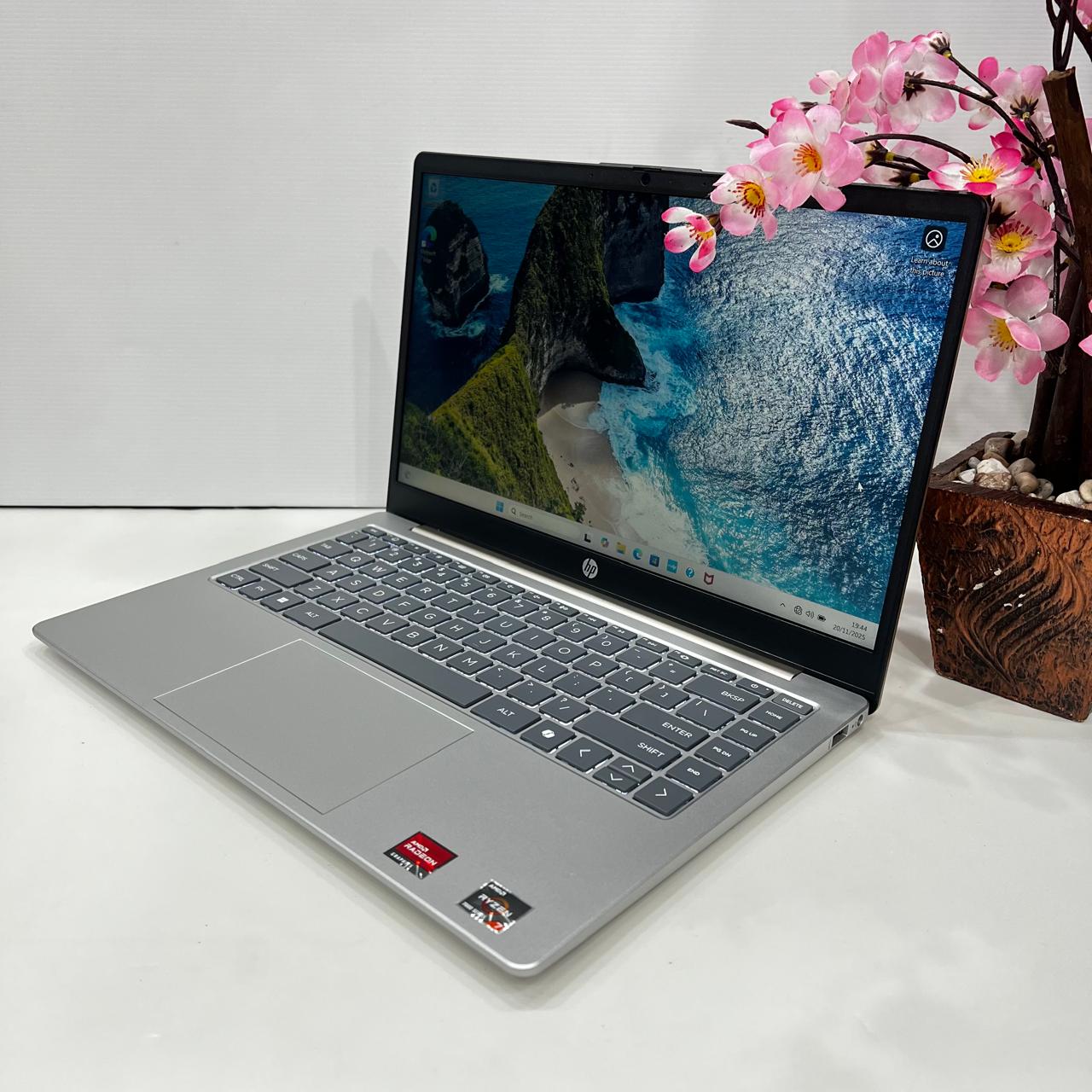 LaptopHP 14 EM0730AU / EM0731AU